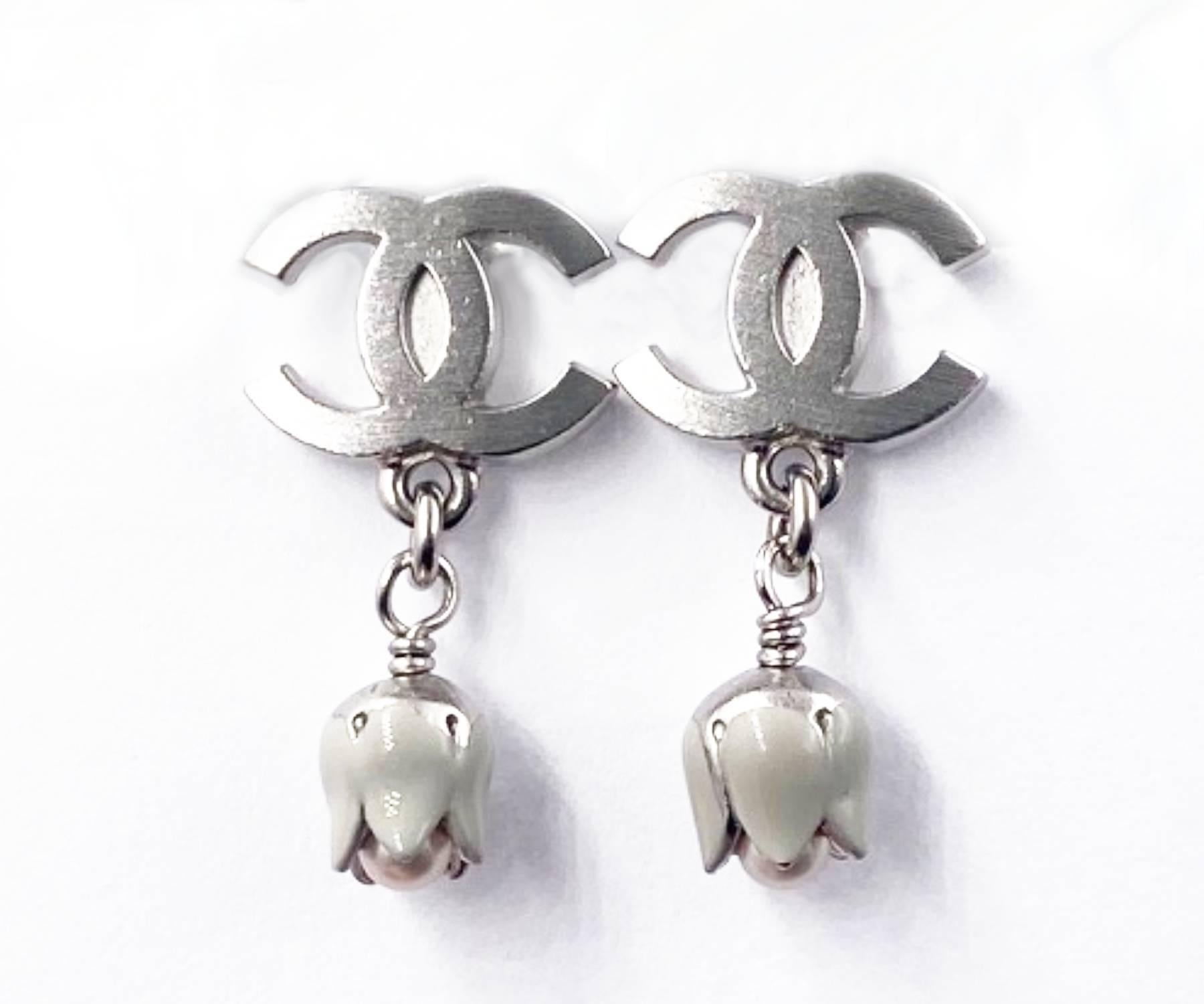 Chanel Silver CC Tulip Dangle Piercing Earrings

* Marked 05
* Made in France

-It is approximately 0.75
