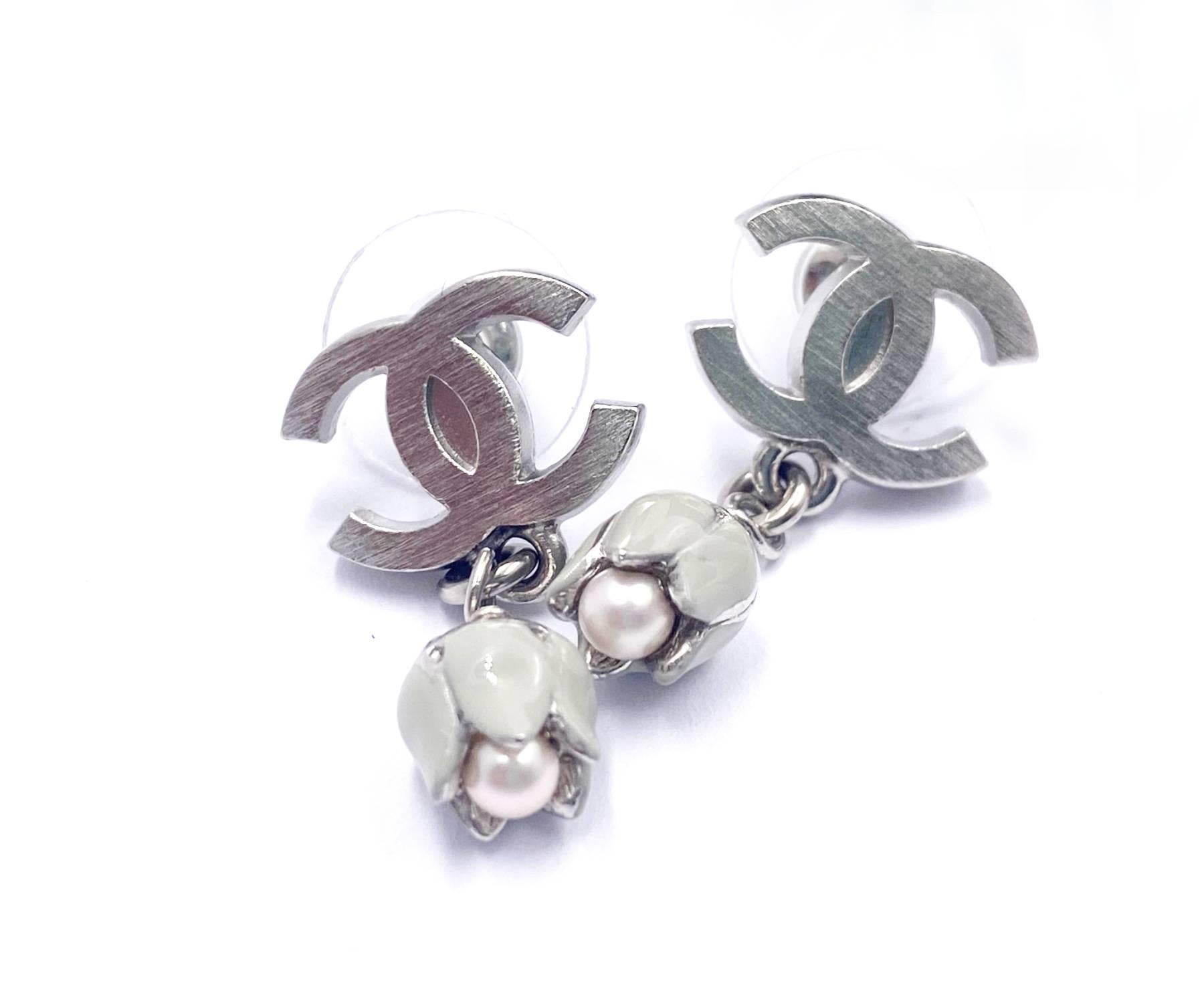 Artisan Chanel Silver CC Tulip Dangle Piercing Earrings  For Sale