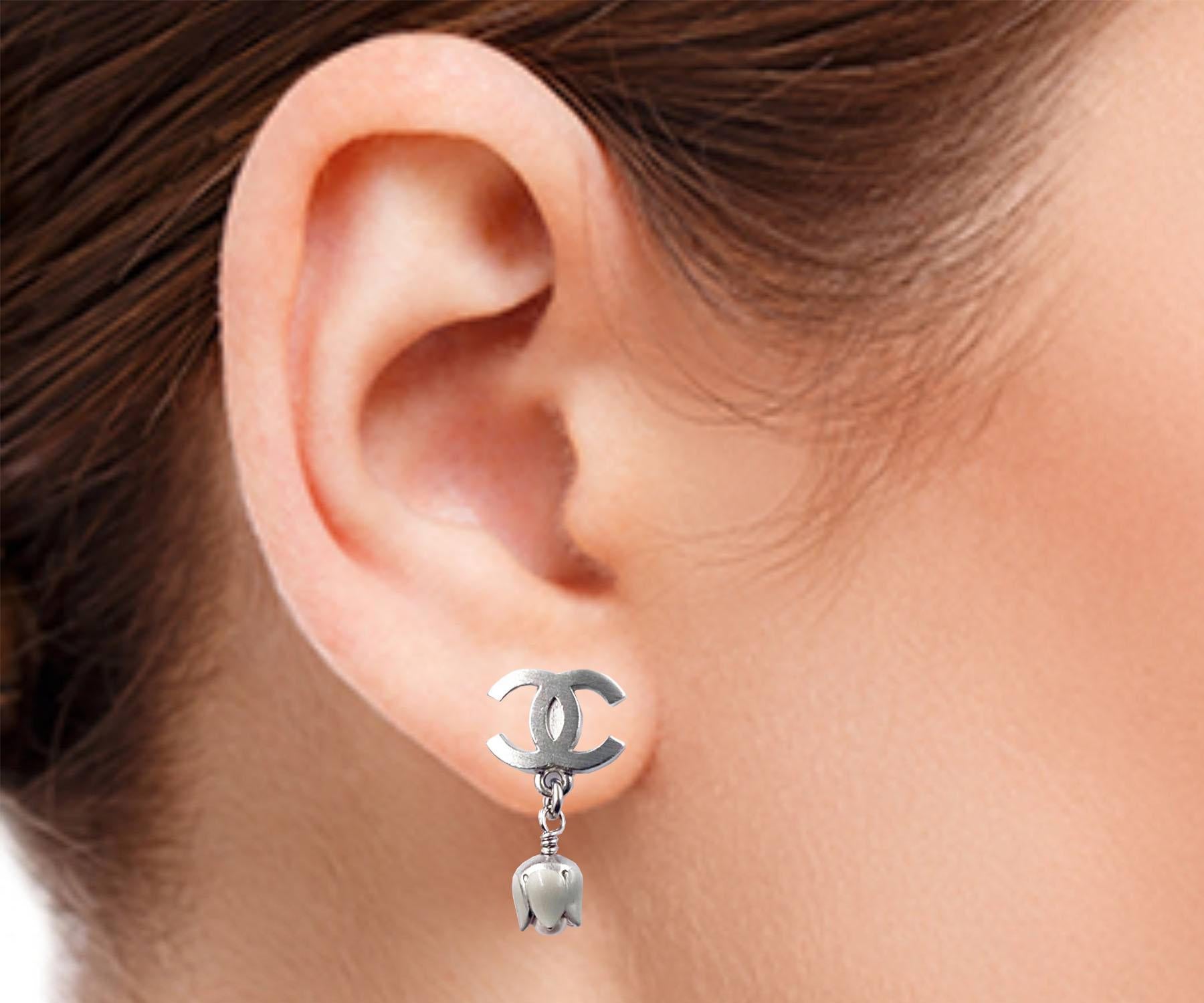 Artisan Chanel Silver CC Tulip Dangle Piercing Earrings For Sale