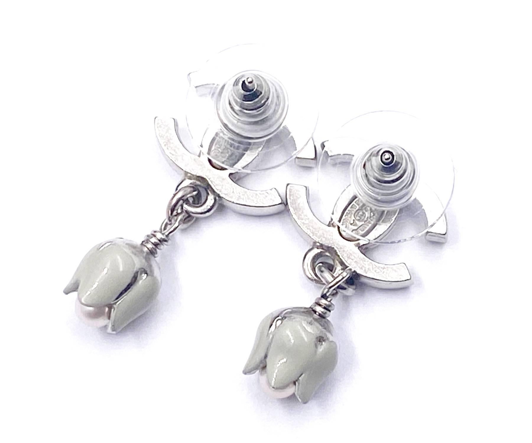 Chanel Silver CC Tulip Dangle Piercing Earrings  In Excellent Condition For Sale In Pasadena, CA