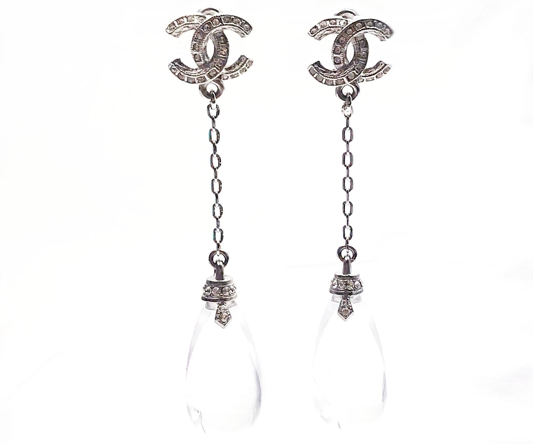 Chanel Silver CC Water Drop Dangle Long Piercing Earrings

*Marked 18
*Made in France
*Comes with the original box, pouch, booklet and ribbon

-Approximately 0.5