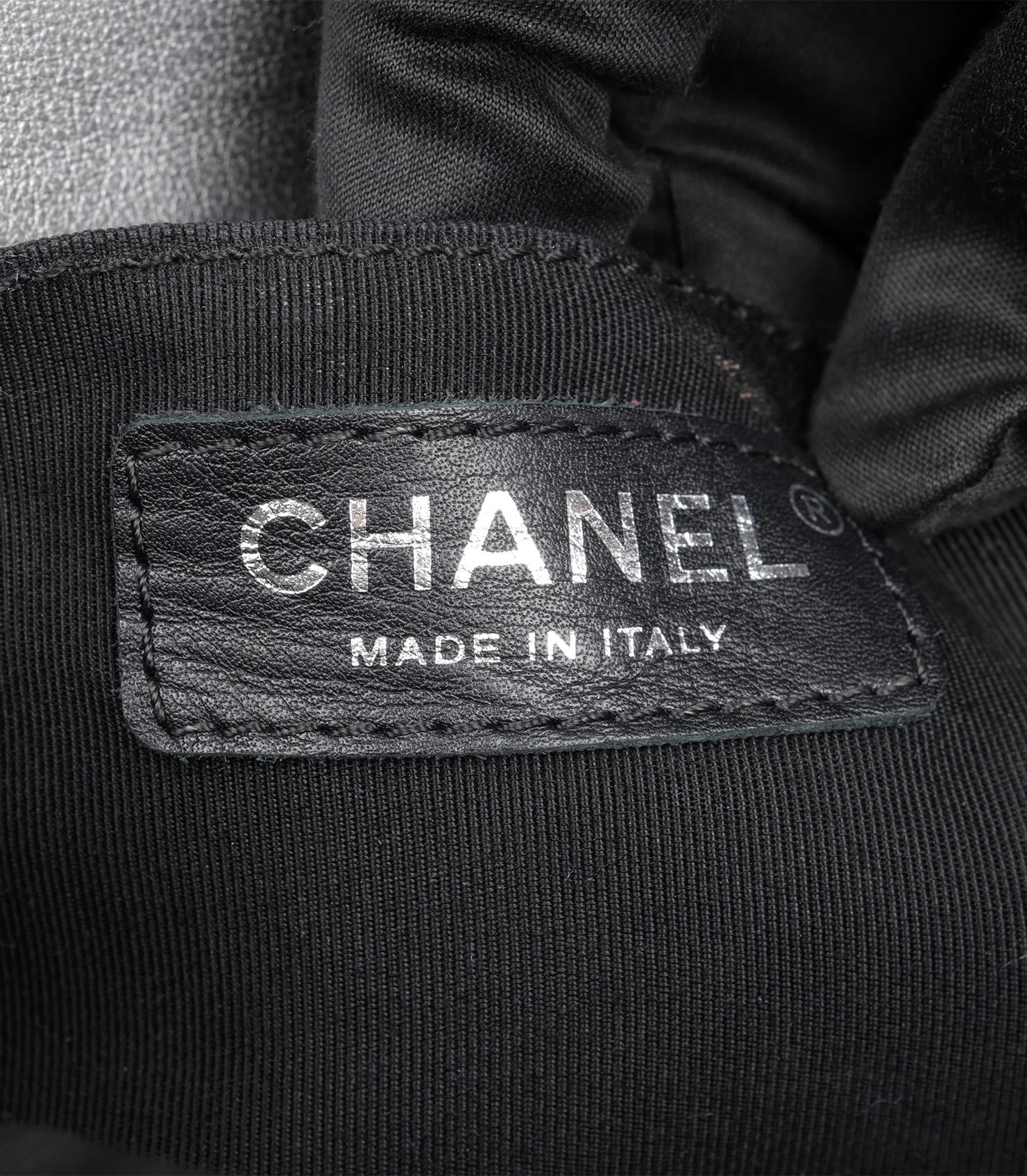 Chanel Silber Chevron Gestepptes Lammfell Nieten Wars Rechteckige Mini-Klappentasche im Angebot 6