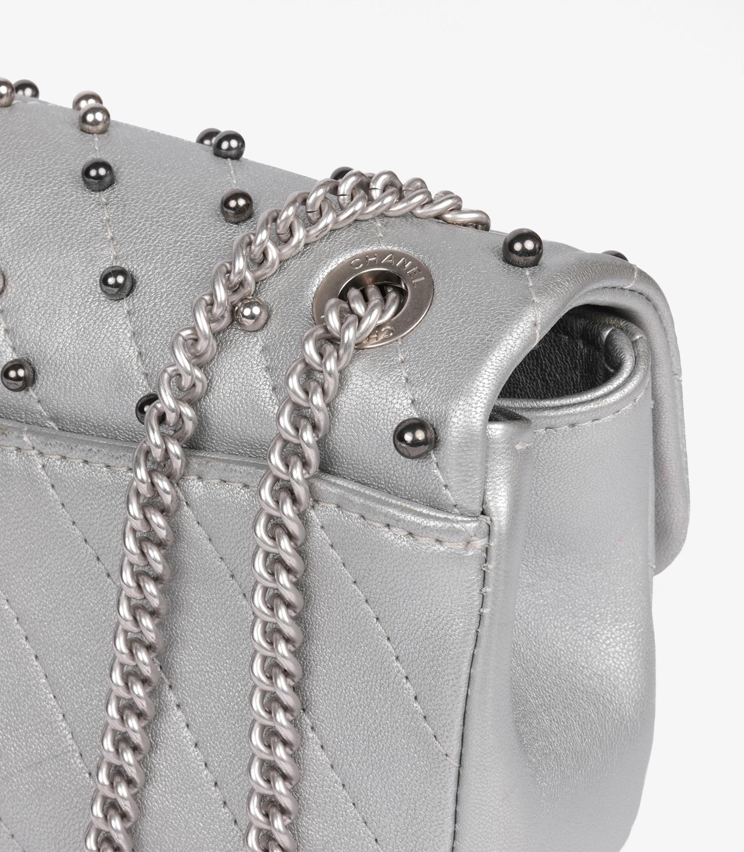 Chanel Silber Chevron Gestepptes Lammfell Nieten Wars Rechteckige Mini-Klappentasche im Angebot 5
