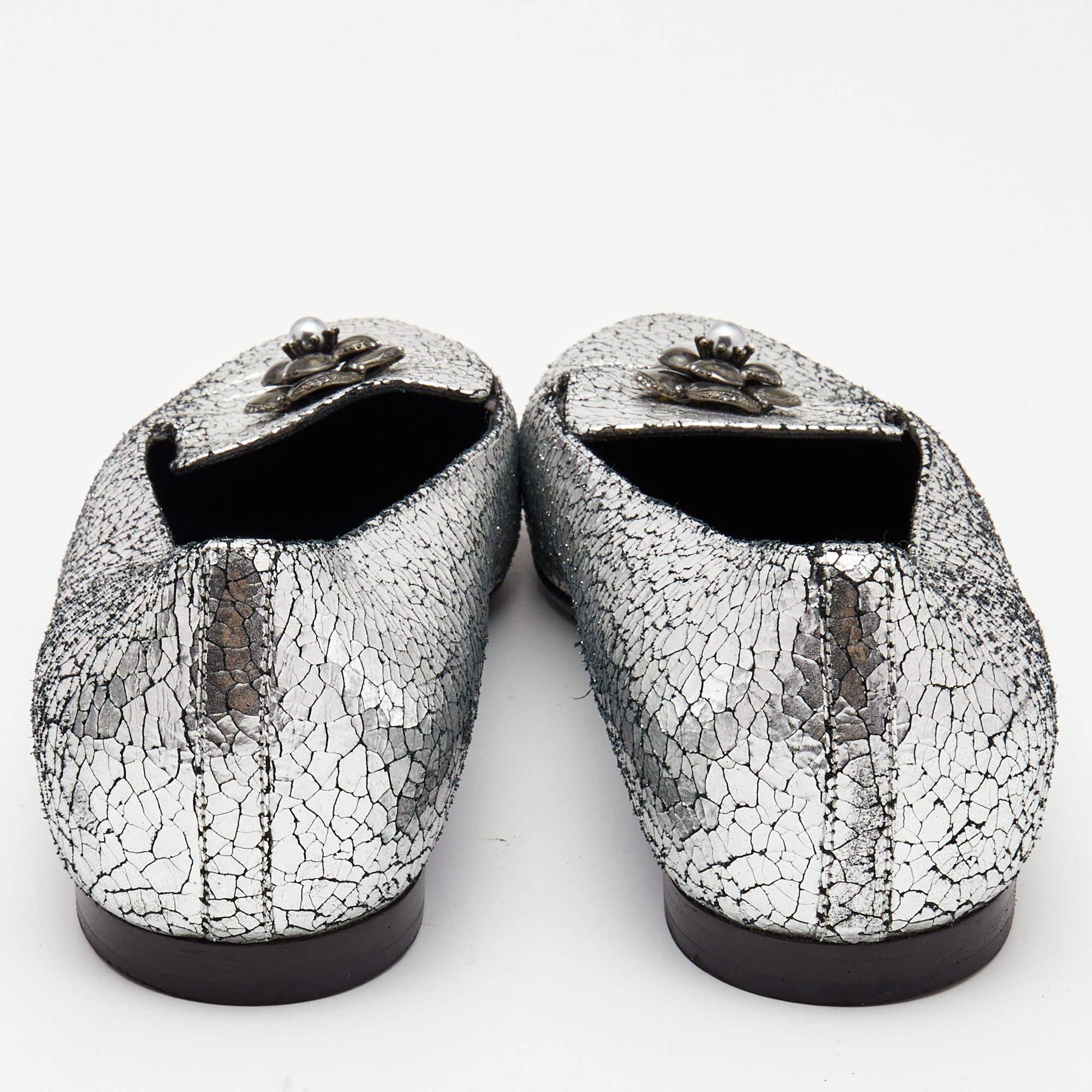 Chanel Silver Crackled Leather Interlocking CC Camelia Smoking Slippers Size 37.5
