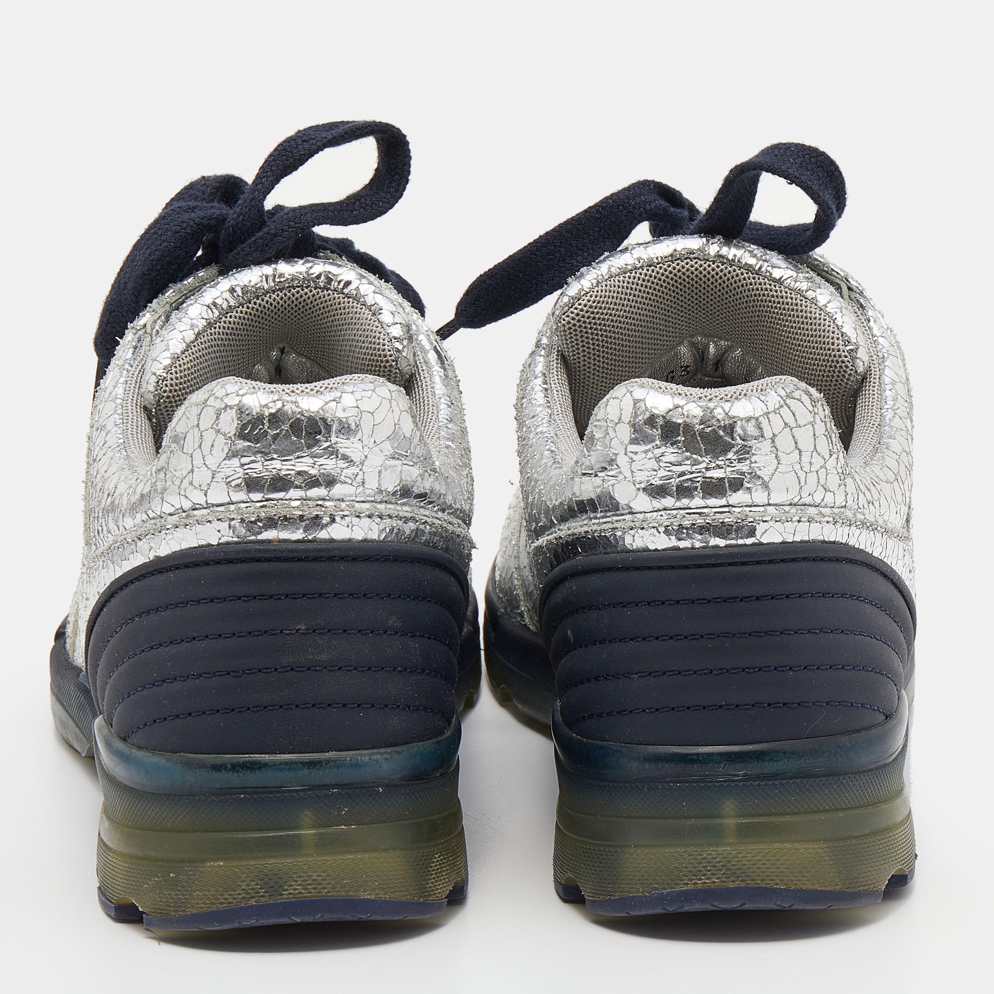 Chanel Silver Crinkled Leather CC Low Top Sneakers Size 39.5 In Good Condition In Dubai, Al Qouz 2