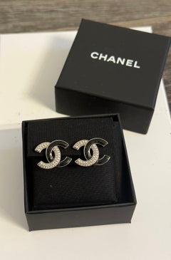 A. Silver, orecchini a clip con cristalli neri e smalto CC di Chanel