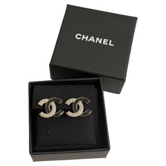 A. Silver, orecchini a clip con cristalli neri e smalto CC di Chanel