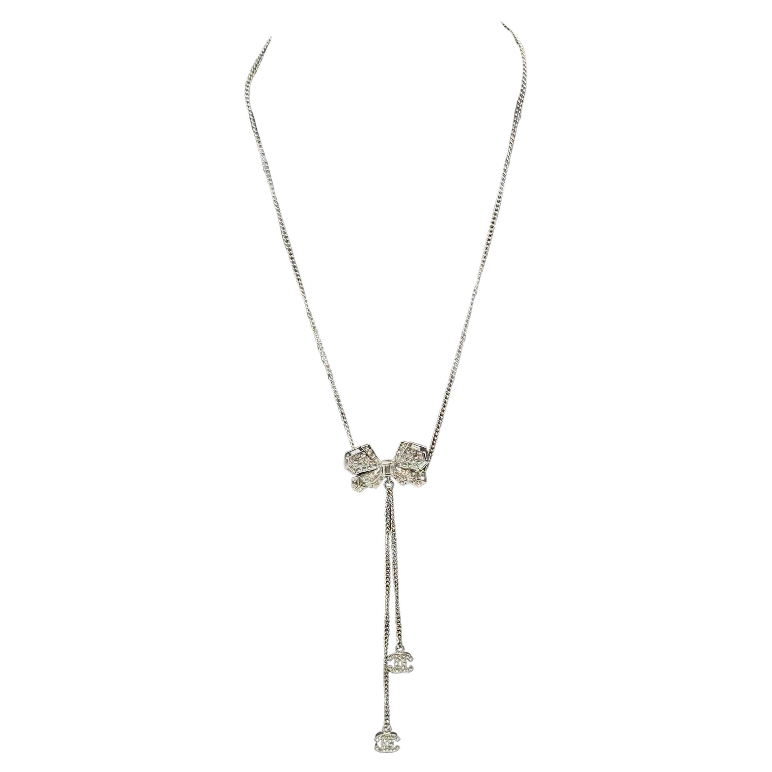 Chanel Silver Crystal Bow CC Logo Pendant Lariat Necklace en vente