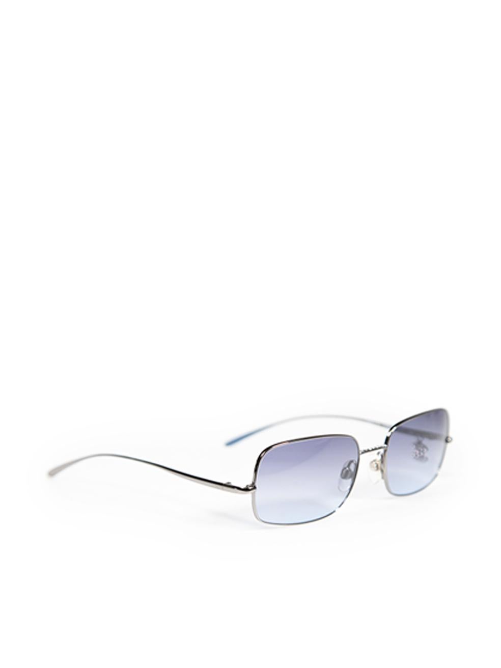 CONDITION is Very good. Minimal wear to the sunglasses is evident. Light scratch on the left temple and light discolouration on the left nose pad on this used Chanel designer resale item. This pair of sunglasses comes with the original case.
 
