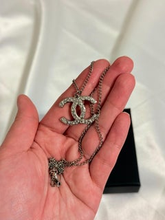 Collier à pendentif Chanel « CC Classic » en cristal argenté