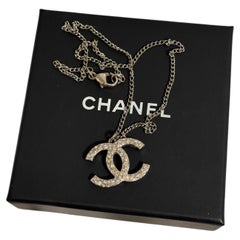 Collier à pendentif Chanel « CC Classic » en cristal argenté