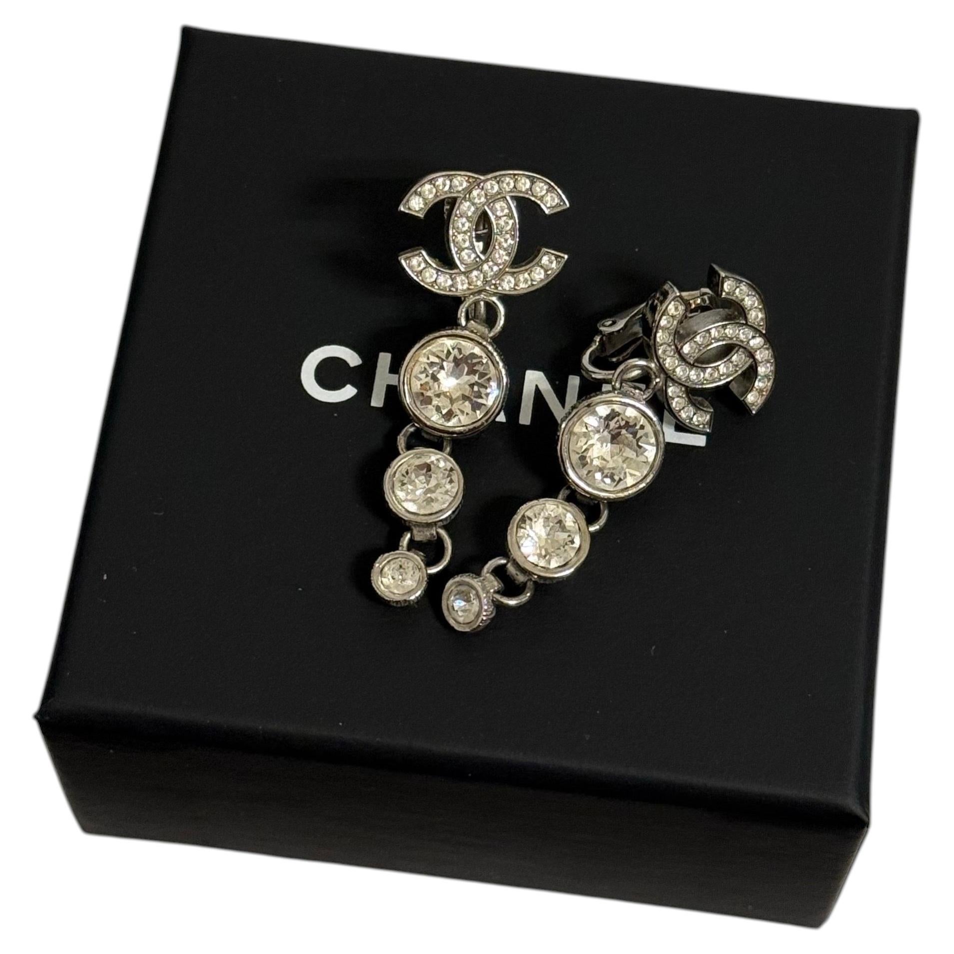 Orecchini a clip Chanel Silver Crystal CC Drop in vendita