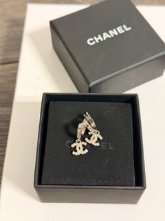 Pendientes colgantes CHANEL con cristal plateado y inicial CC