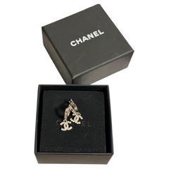 Pendientes colgantes CHANEL con cristal plateado y inicial CC
