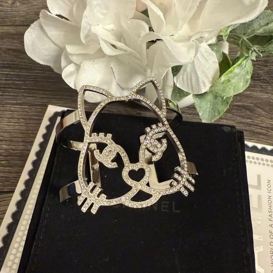 Bracelet manchette CHANEL en cristal Silver CC Logo Cat en vente 6