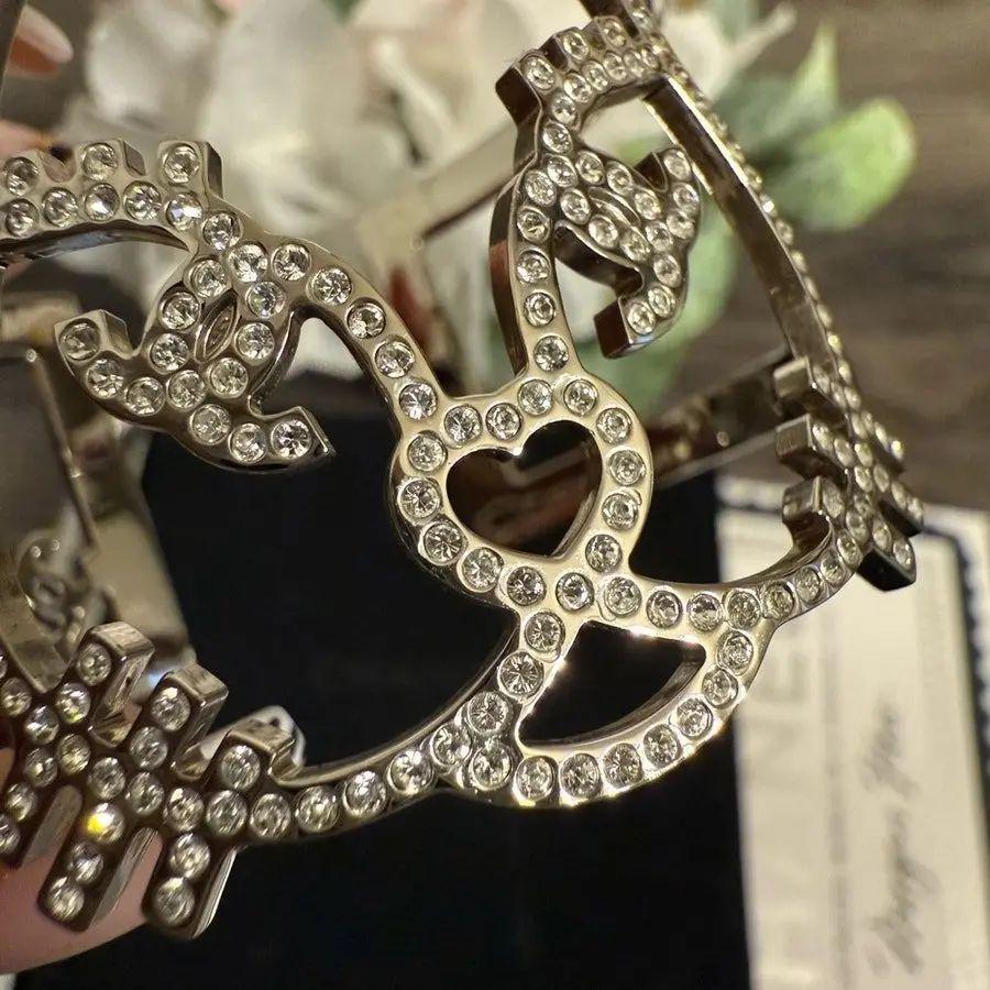 DÉTAILS :
Poinçon : CHANEL
Fabriqué en Italie
Collectional 2016
Le bracelet est en bon état et présente une usure minimale.
Livré avec une boîte

INFORMATIONS IMPORTANTES :
Cet article est une pièce d'occasion et peut présenter des signes d'usure