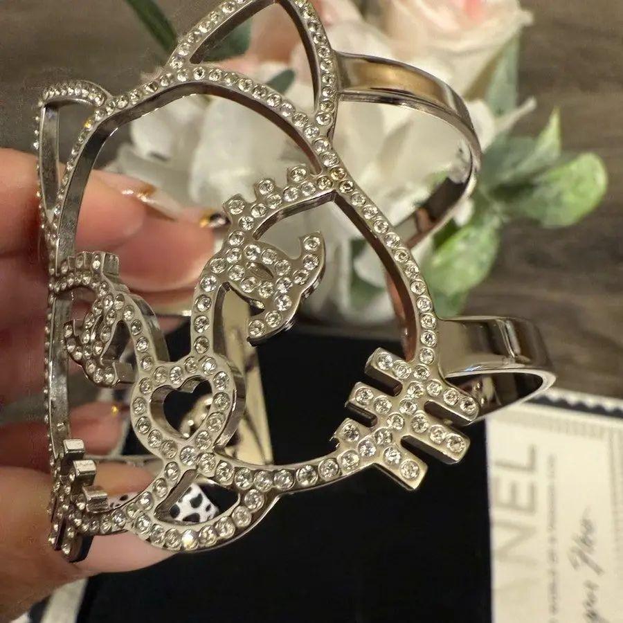 Bracelet manchette CHANEL en cristal Silver CC Logo Cat Bon état - En vente à Bellevue, WA