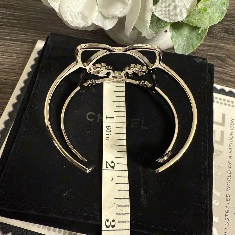 Bracelet manchette CHANEL en cristal Silver CC Logo Cat Unisexe en vente