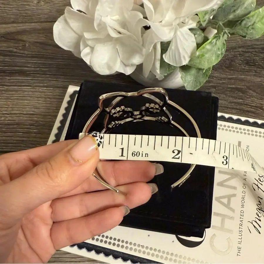 Bracelet manchette CHANEL en cristal Silver CC Logo Cat en vente 1