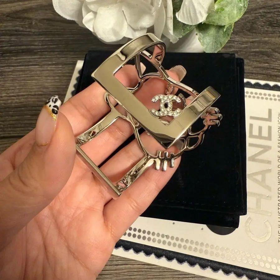 Bracelet manchette CHANEL en cristal Silver CC Logo Cat en vente 2