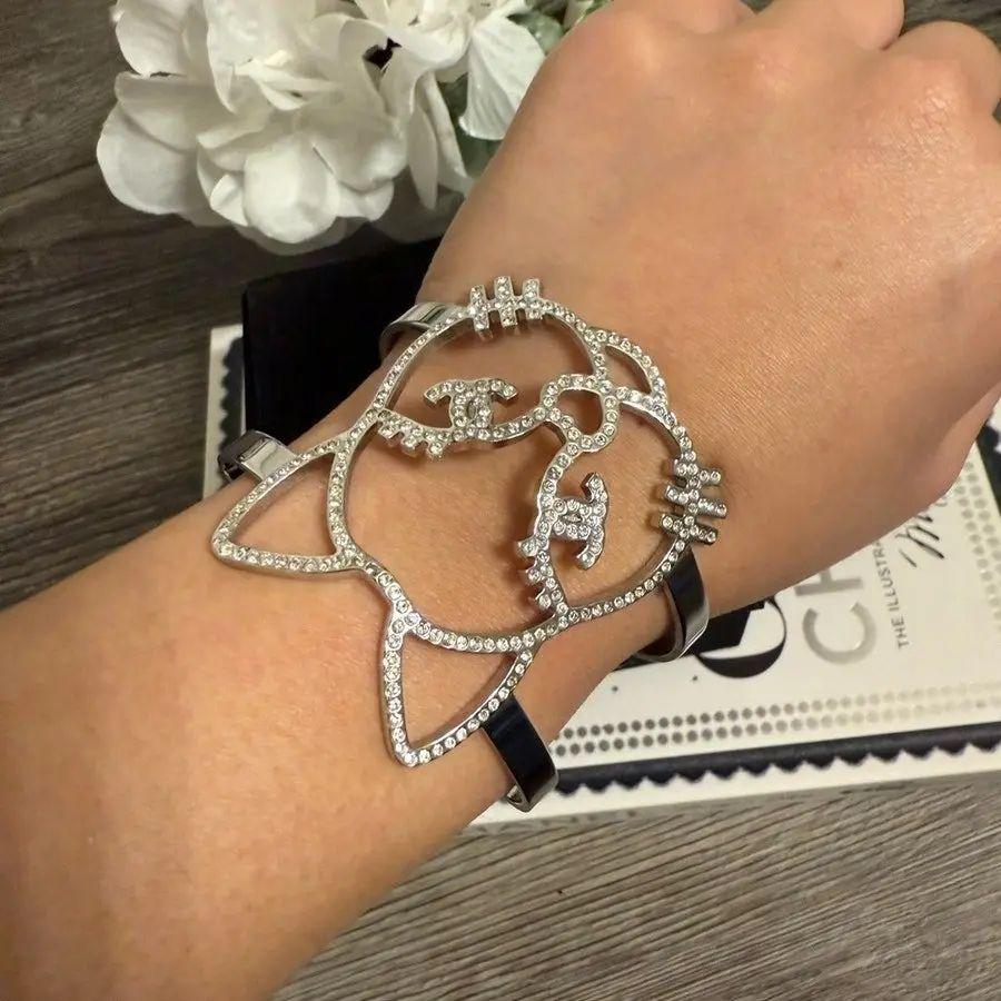 Bracelet manchette CHANEL en cristal Silver CC Logo Cat en vente 4
