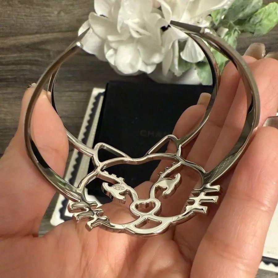 Bracelet manchette CHANEL en cristal Silver CC Logo Cat en vente 5