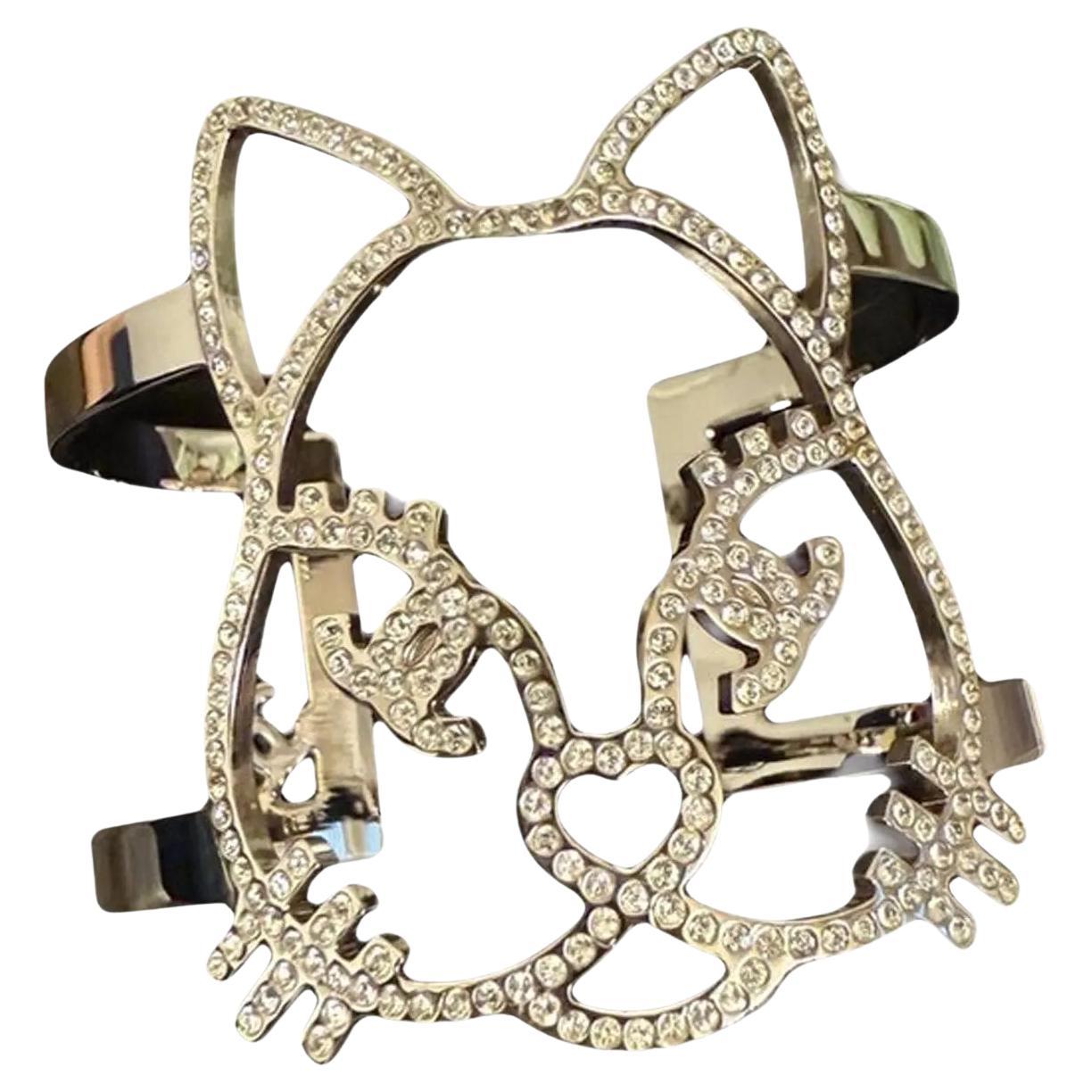 Bracelet manchette CHANEL en cristal Silver CC Logo Cat en vente