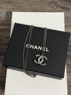 Chanel - Collier à pendentif CC en cristal Silver