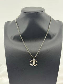 Chanel Silber Kristall CC Anhänger Halskette