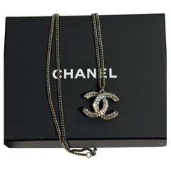 Collana con ciondolo CC in cristallo di Chanel Silver