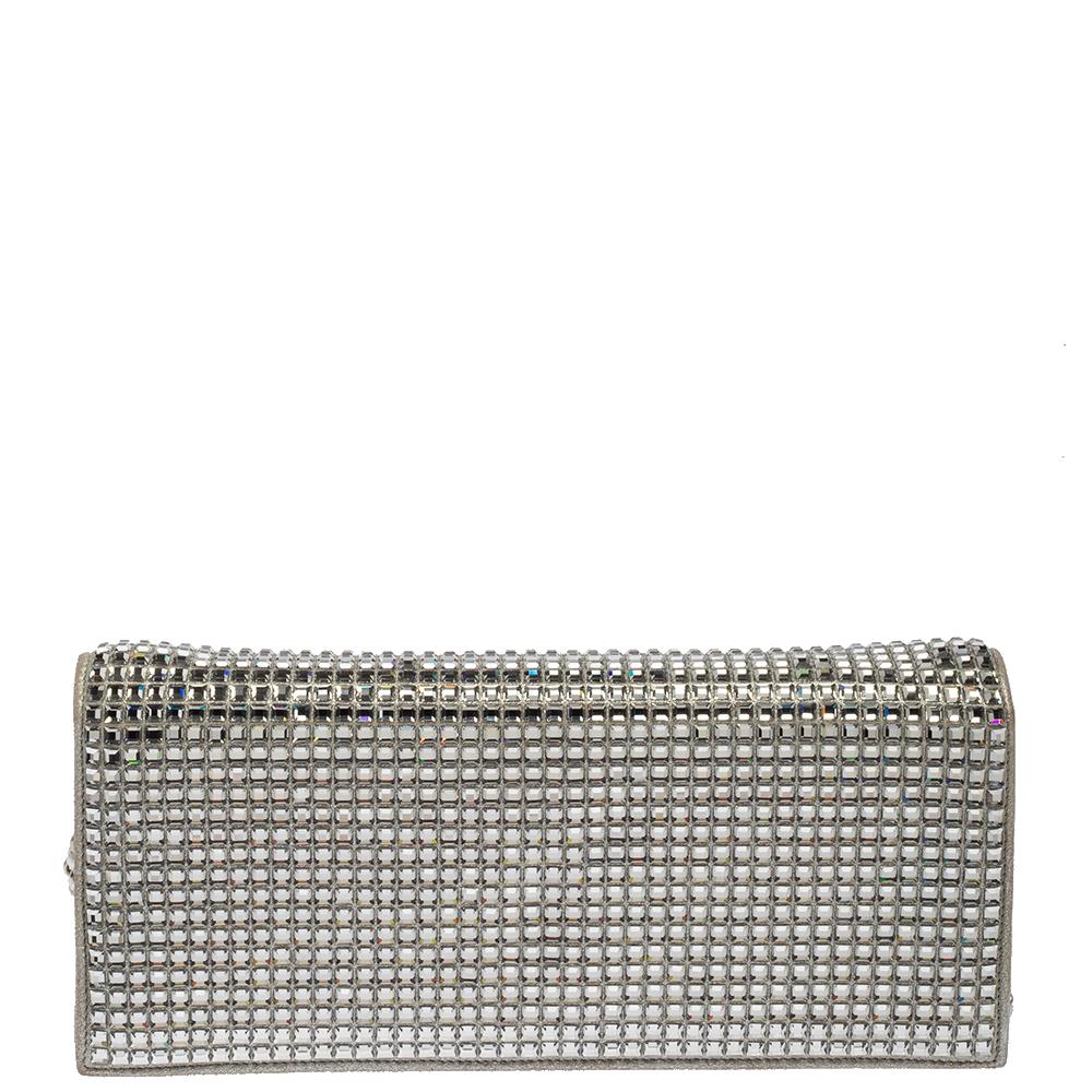 This glamorous Paris-Dubai clutch from Chanel is sure to add sparks of luxury to your wardrobe! Exquisitely crafted from silver leather and embellished with shimmering crystals all over, it features the iconic CC logo detailed on the front flap and