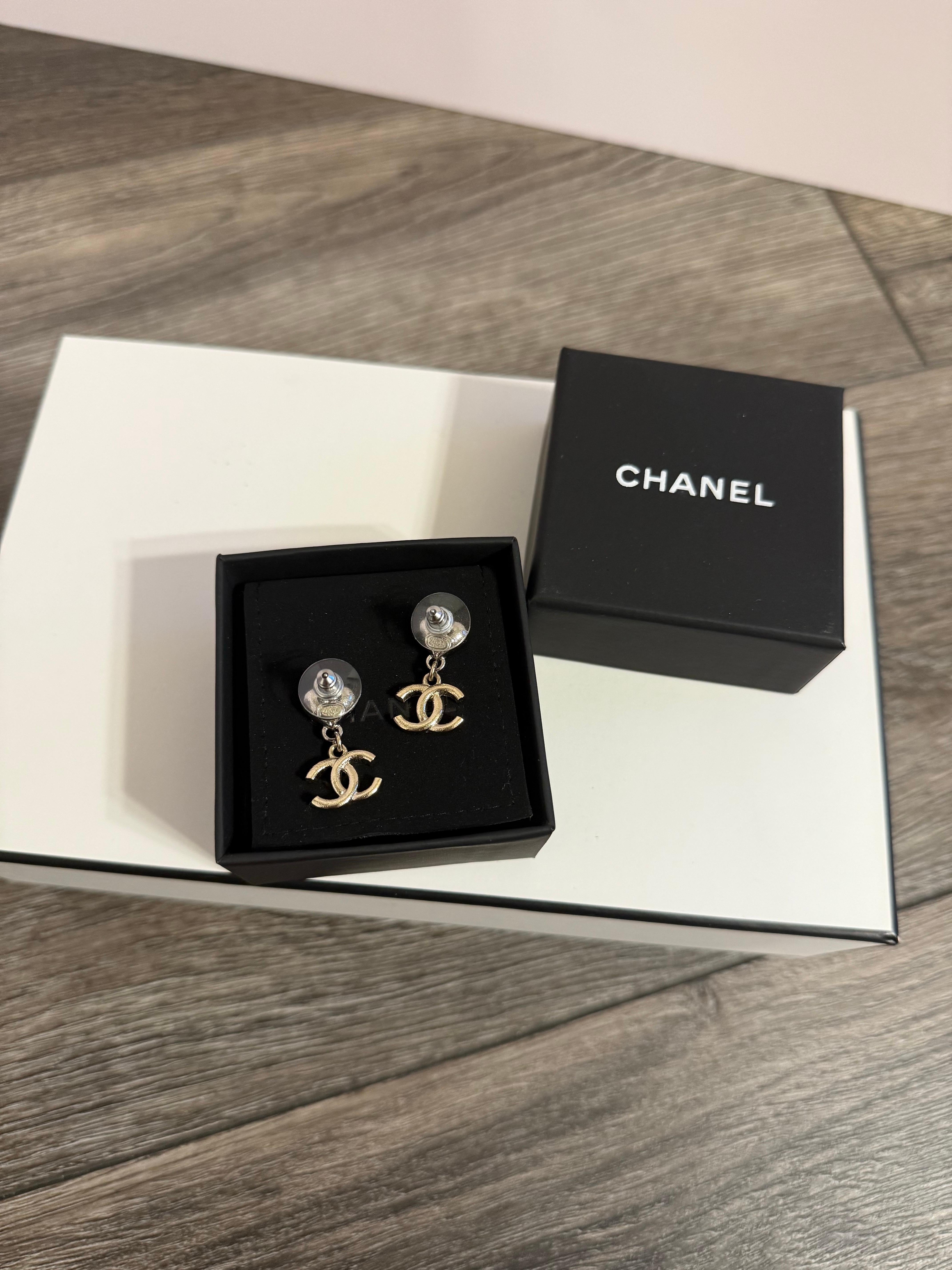 CHANEL - Boucles d'oreilles pendantes avec cœur en cristal et logo CC en argent en vente 2