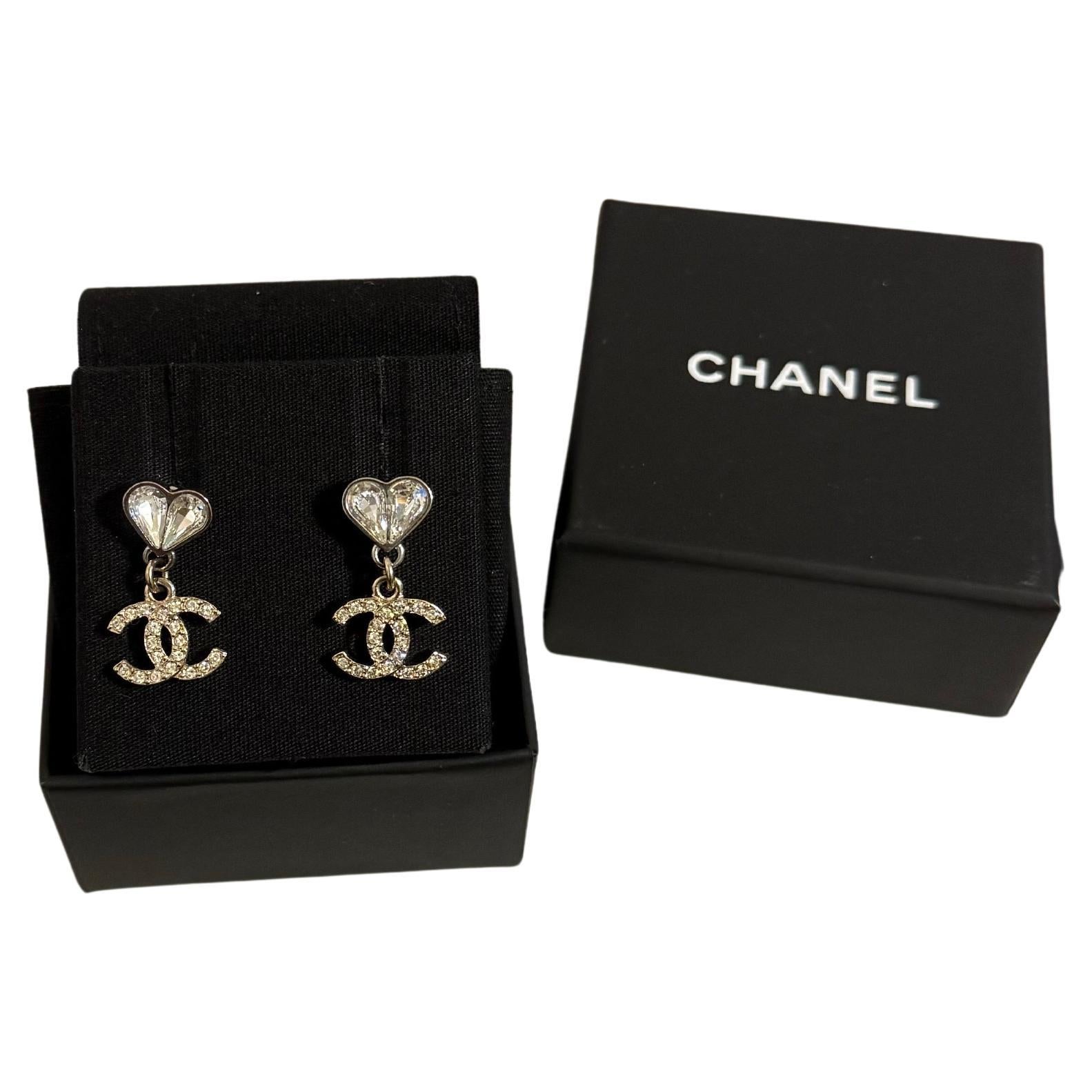 CHANEL - Boucles d'oreilles pendantes avec cœur en cristal et logo CC en argent en vente