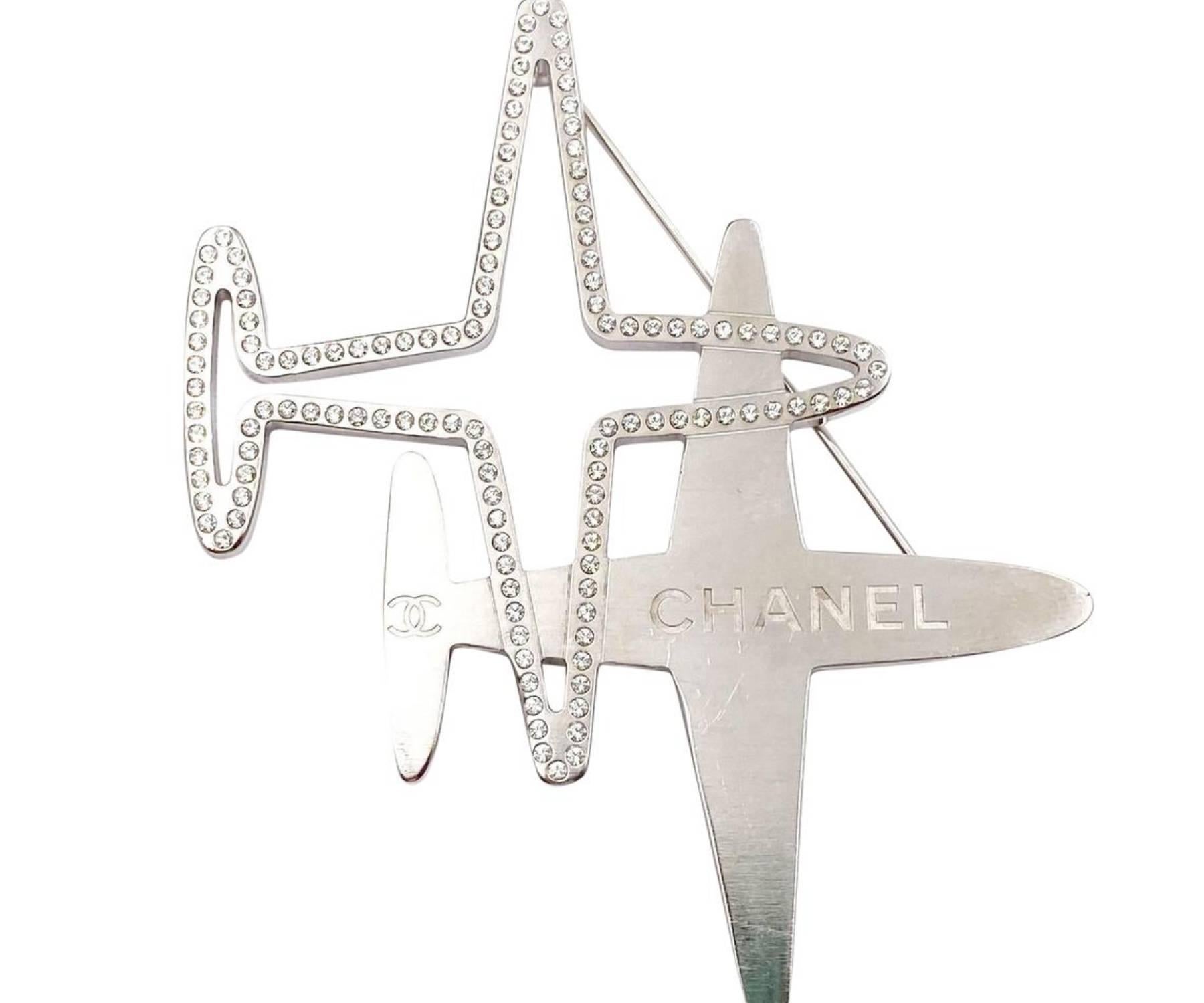 Chanel Silber Doppel Plane Kristall Große Brosche

*Markiert 16
*Hergestellt in Frankreich
*Kommt mit dem Originalkarton

-Sie ist ungefähr 3,25