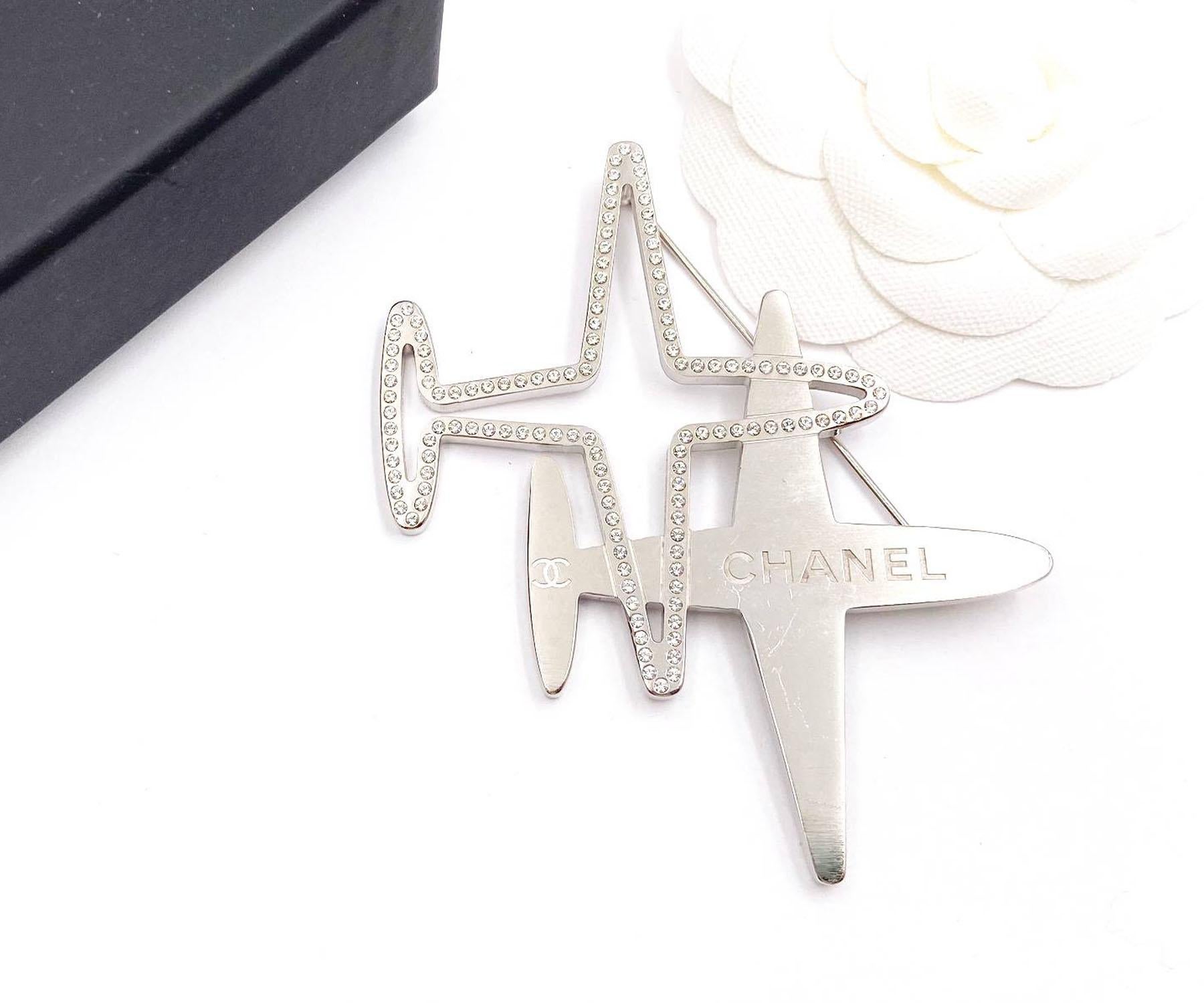 Artisan Chanel Silver Double Plane Crystal Large Brooch For Sale
