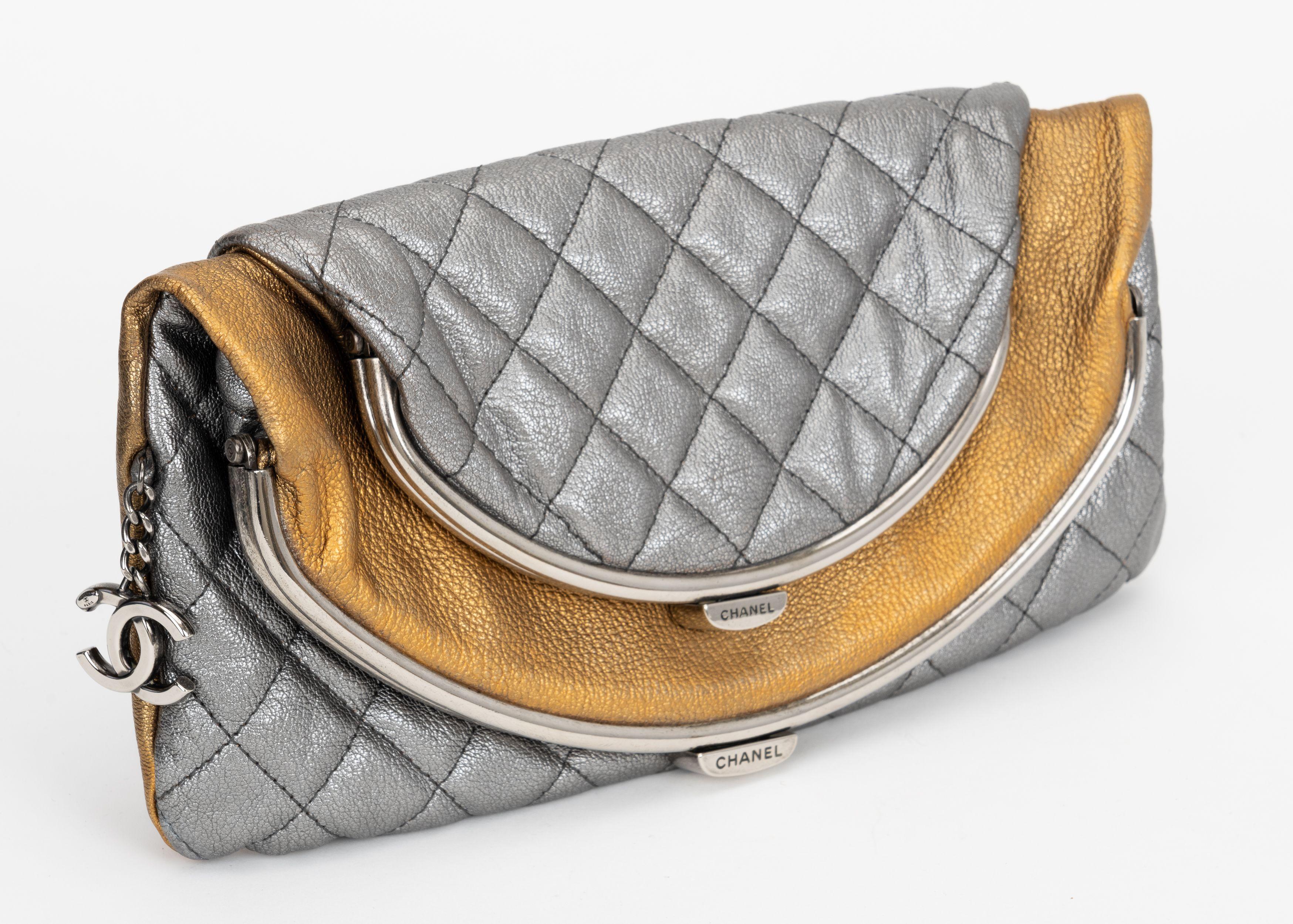 Chanel versatile clutch in caviale a due toni, struttura rigida in argento, pelle oro e argento. Viene fornito con ologramma e copertina originale. Collezione 21.