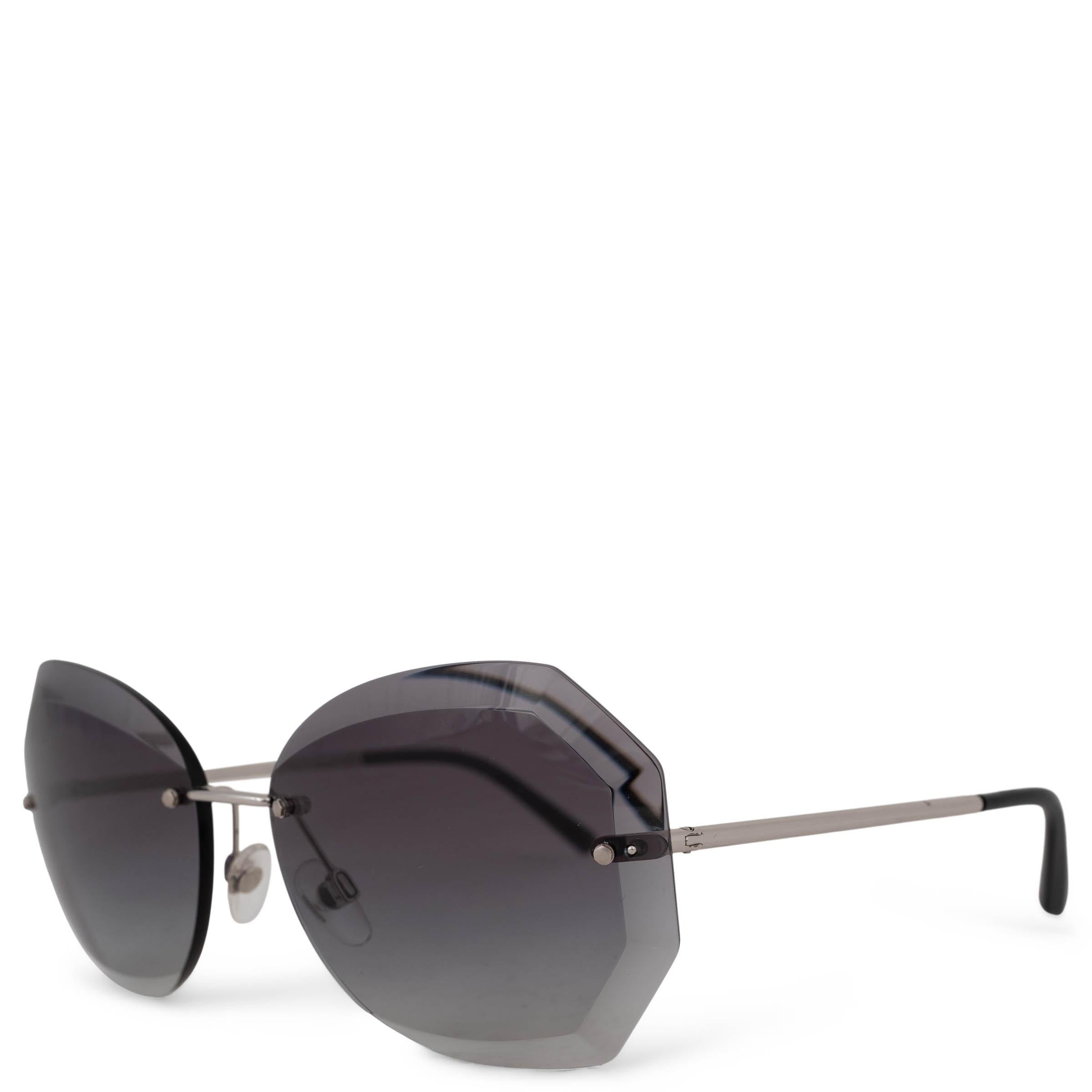 Ces lunettes de soleil sans monture 100% authentiques de Chanel en métal argenté gunmetal exsudent la sophistication moderne. Dotées de lentilles rondes grises dégradées et facettées, elles offrent un design élégant et minimaliste avec une touche de