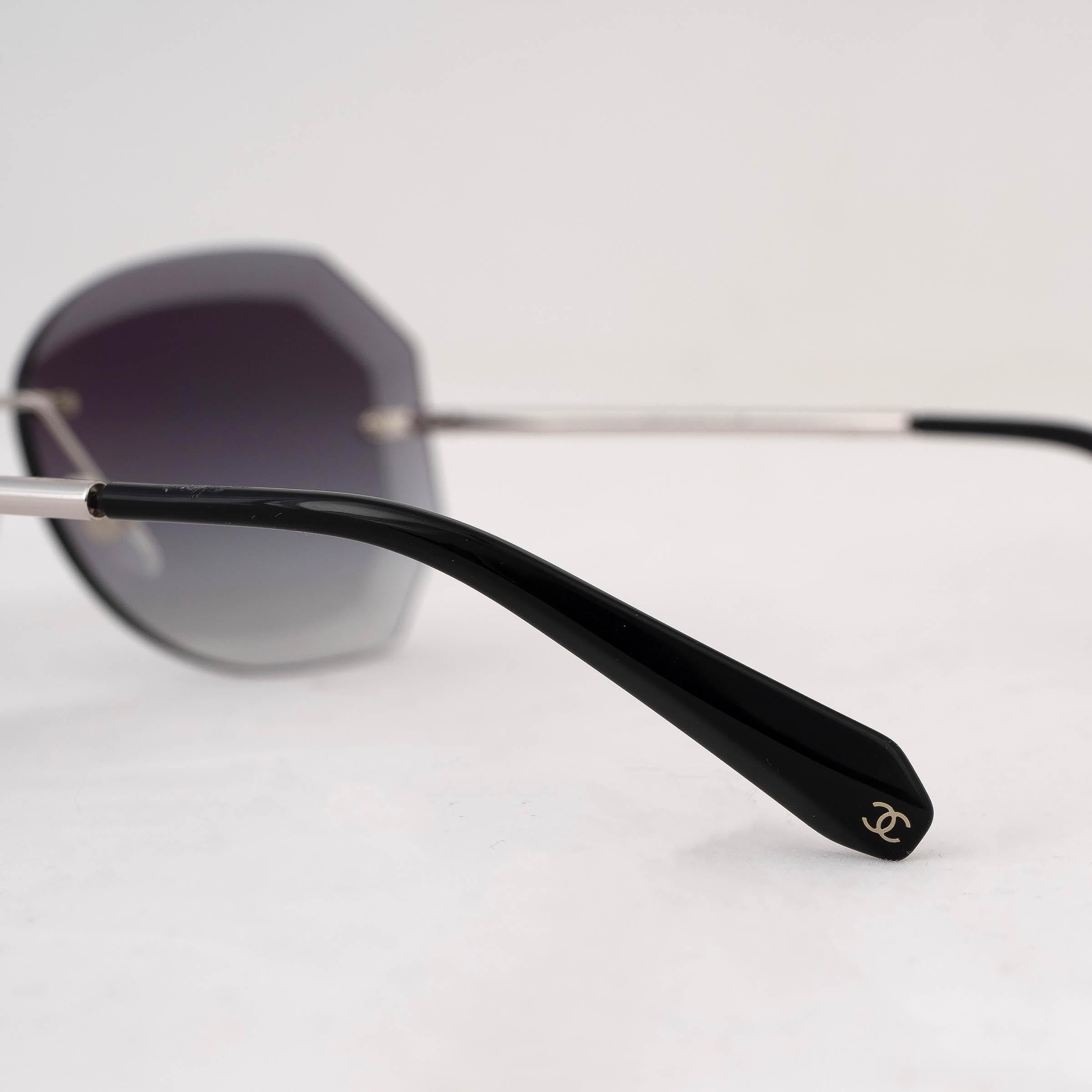Argent CHANEL argent et gris SPRING RIMLESS Lunettes de soleil rondes 4220