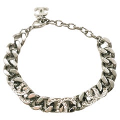 Chanel Bracelet court avec logo CC en métal argenté