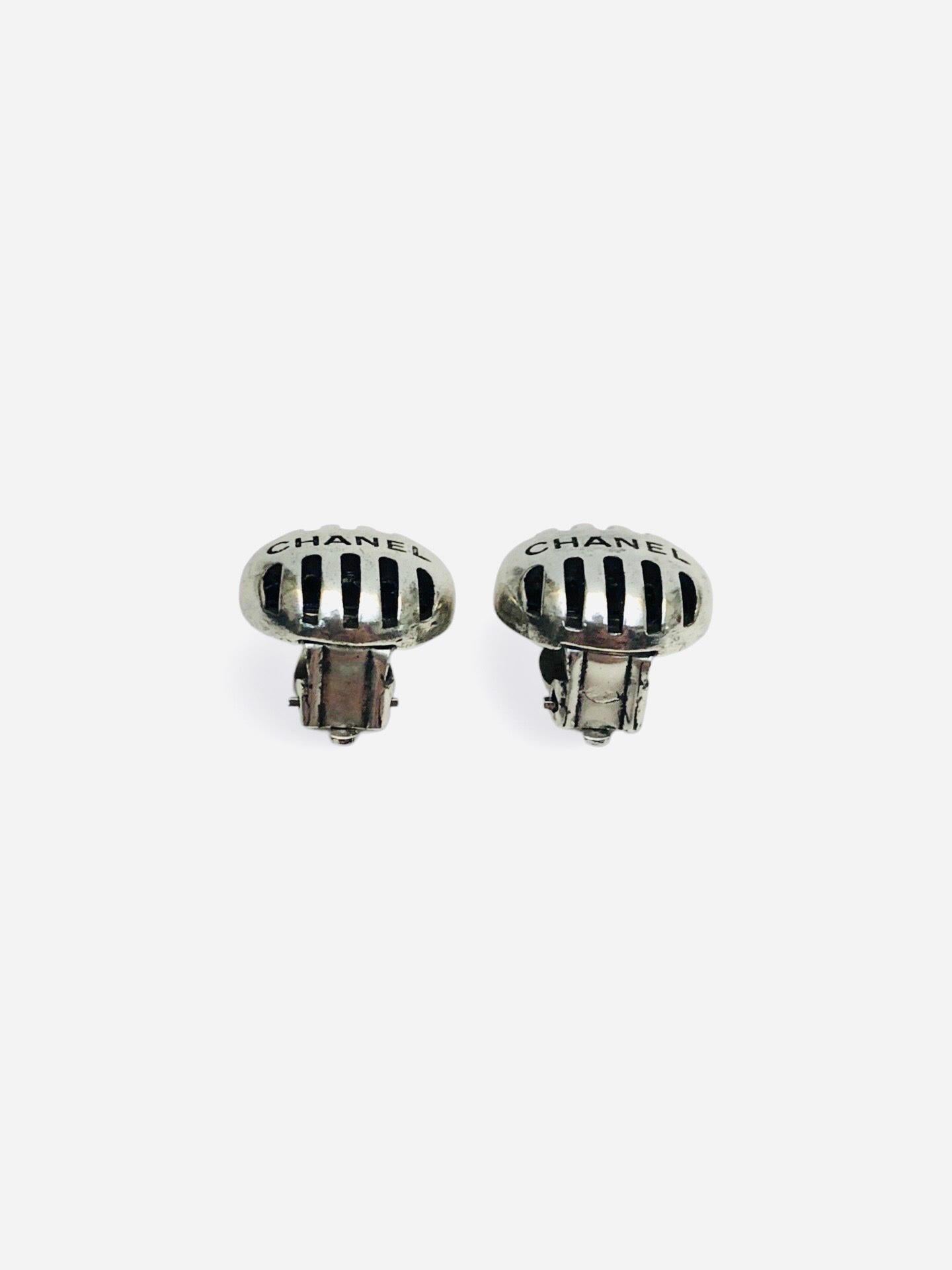 - Chanel silver hardware toned clip on earrings from year 1999 collection. 

- Size: 1.5cm Diameter. 