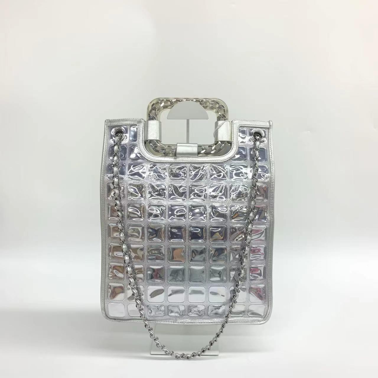 Chanel Silver Ice Cube Tote Leather and Vinyl with Chains In Excellent Condition For Sale In AUBERVILLIERS, FR