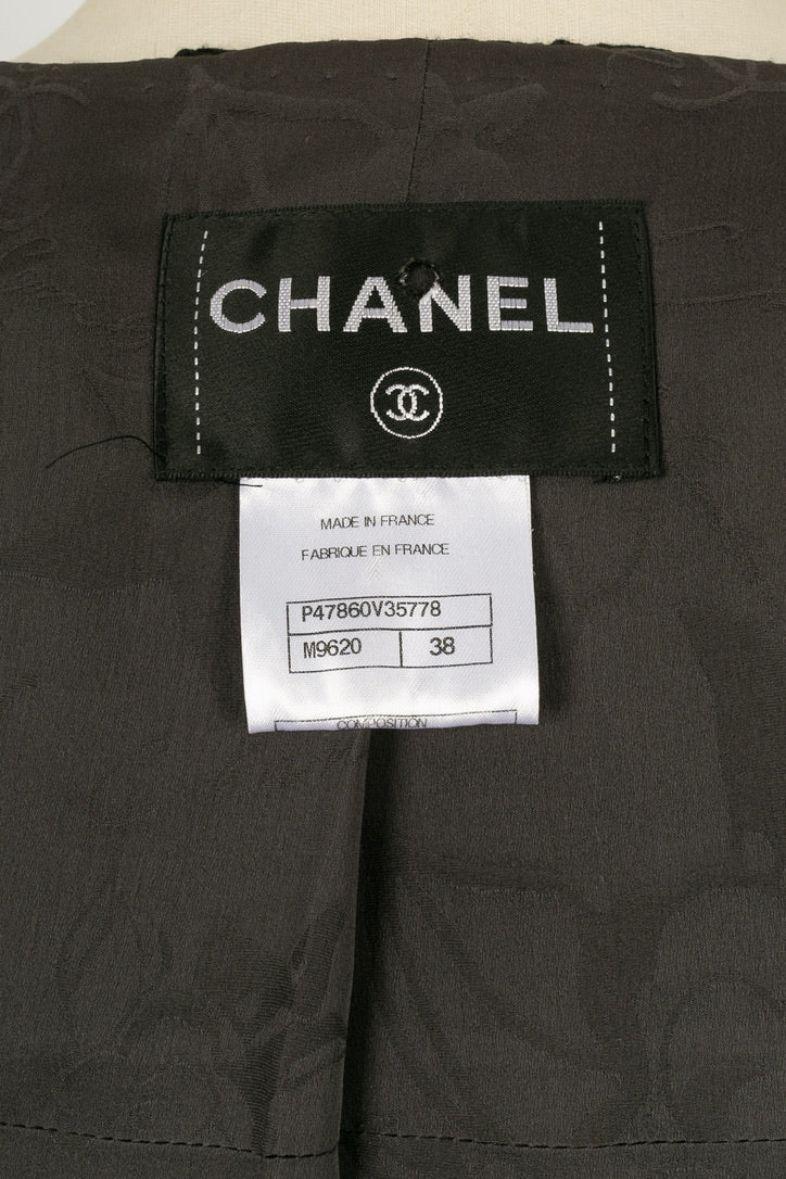 Chanel Silberne Jacke mit Seidenfutter im Angebot 4