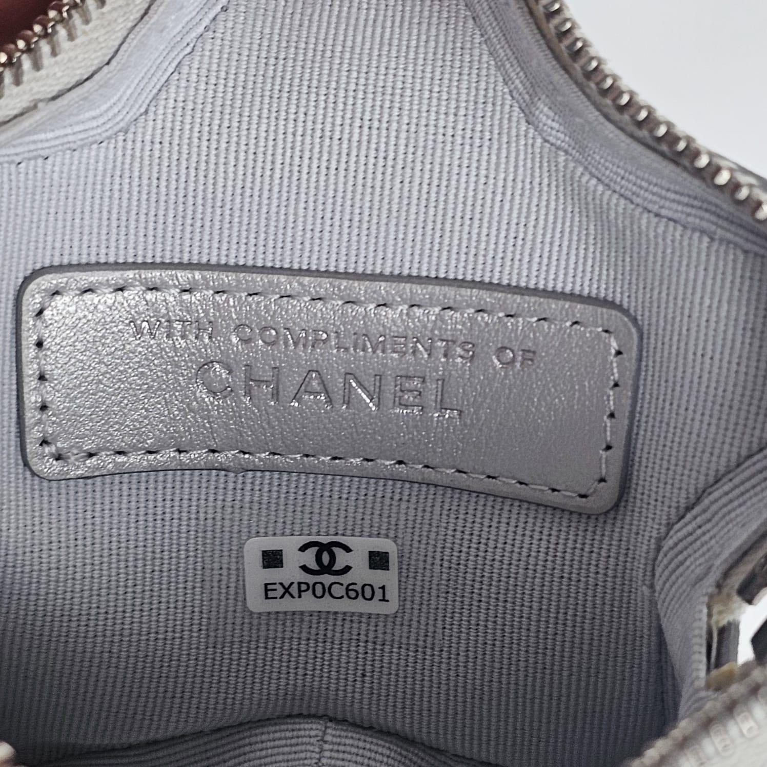 Sehr niedlicher Reißverschluss-Münzbeutel-Charme. Ungetragener Zustand. Dies ist Teil des Chanel VIP-Geschenks. Wird mit einem Staubbeutel geliefert.