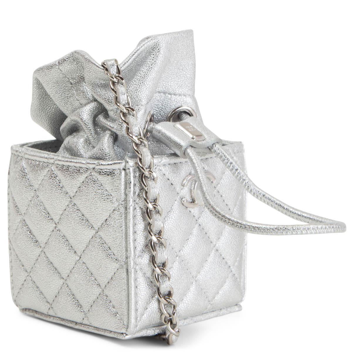 100% authentic Chanel mini coin crossbody bag in metallic silver leather featuring a silver-tone shoulder-strap and a 'CC' on the front. 2021 VIP gift. Opens with a 'CC' logo drawstring. Lined in silver. Has been worn once and is in virtually new