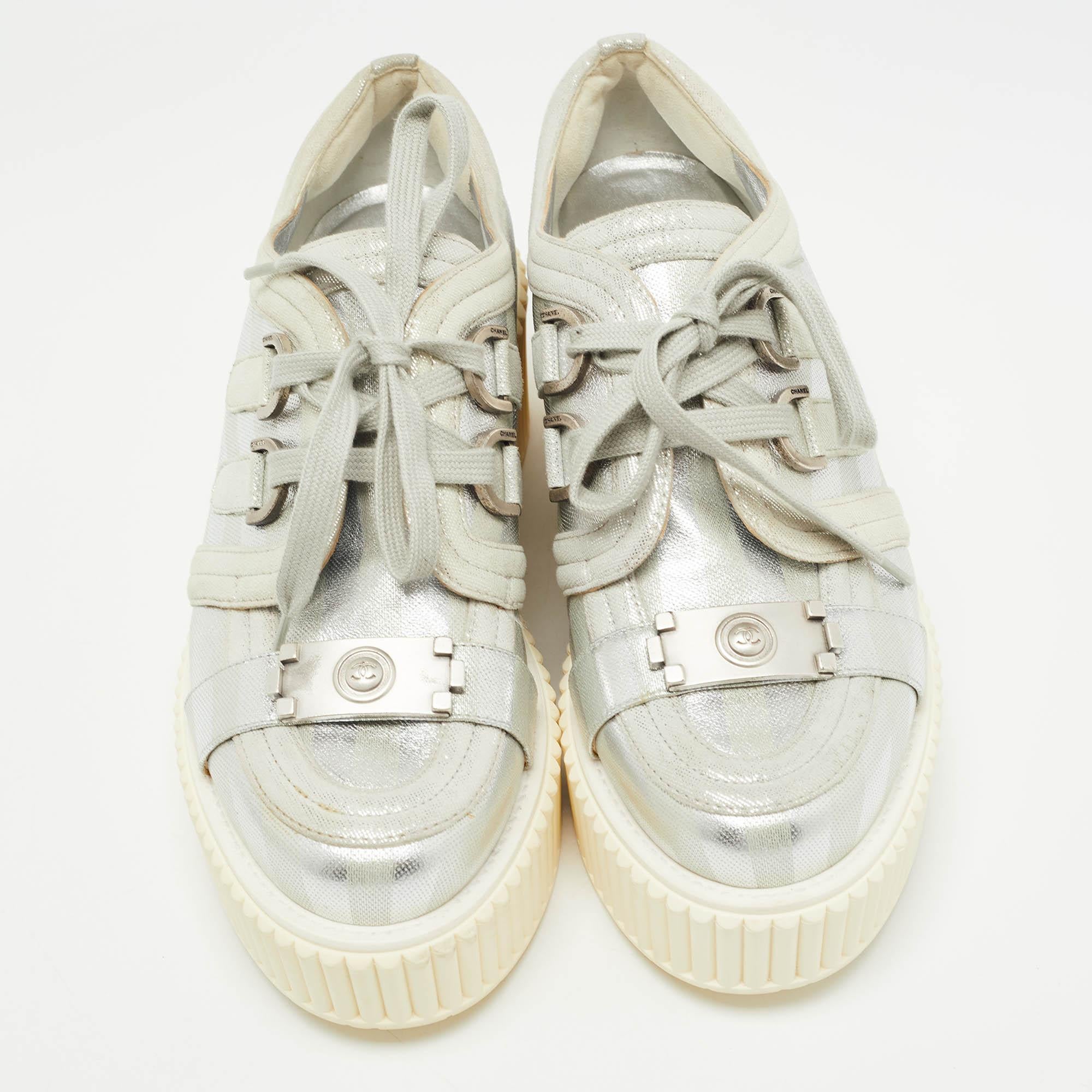 Chanel Silver Leather and Suede Platform Low Top Sneakers Size 38.5 In New Condition In Dubai, Al Qouz 2