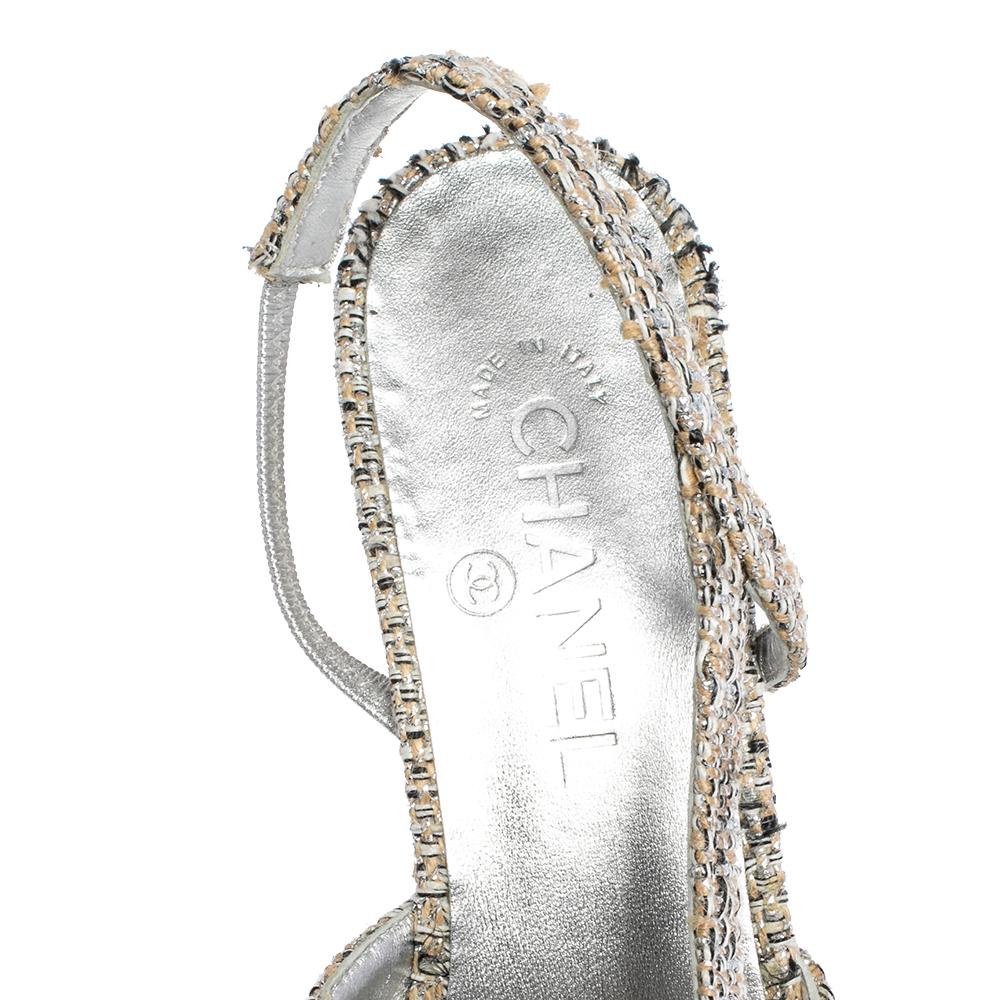 Chanel Silver Leather And Tweed Fabric CC Block Heel Slingback Sandals Size 39.5 In Good Condition In Dubai, Al Qouz 2
