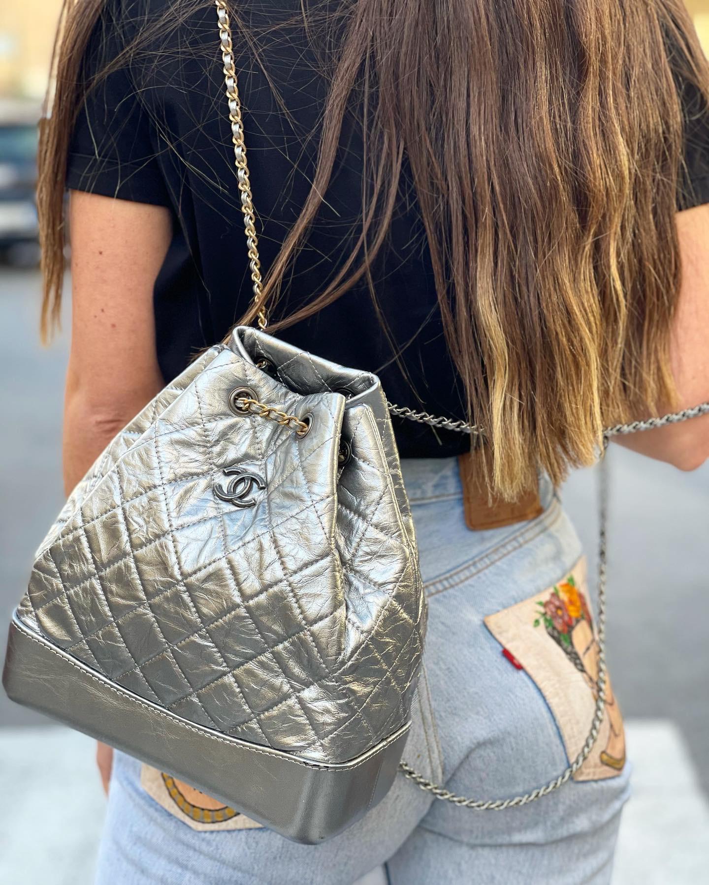 Chanel signed backpack, made of silver-colored quilted leather, with silver and gold hardware.
Equipped with two leather and chain shoulder straps that allow the backpack to be closed.
Internally lined in red fabric, equipped with a pocket without