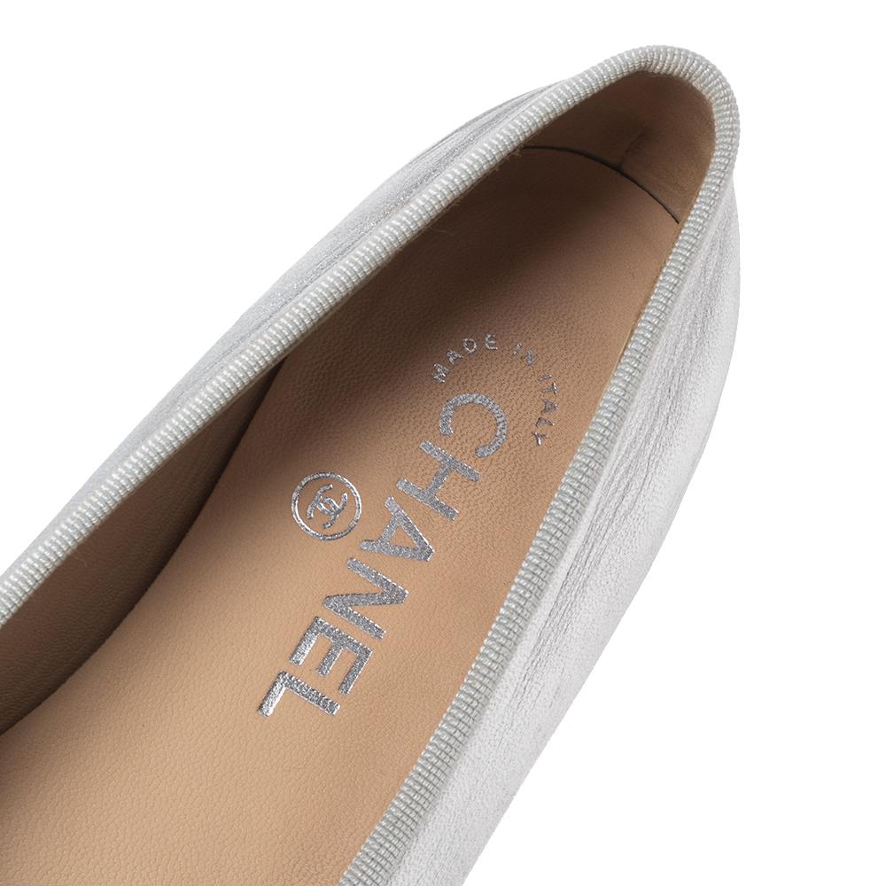 Dazzle in comfort with these ballet flats from Chanel. They've been created using leather and added with CC-detailed cap toes and little bows. The flats are complete with leather insoles for your ease.

