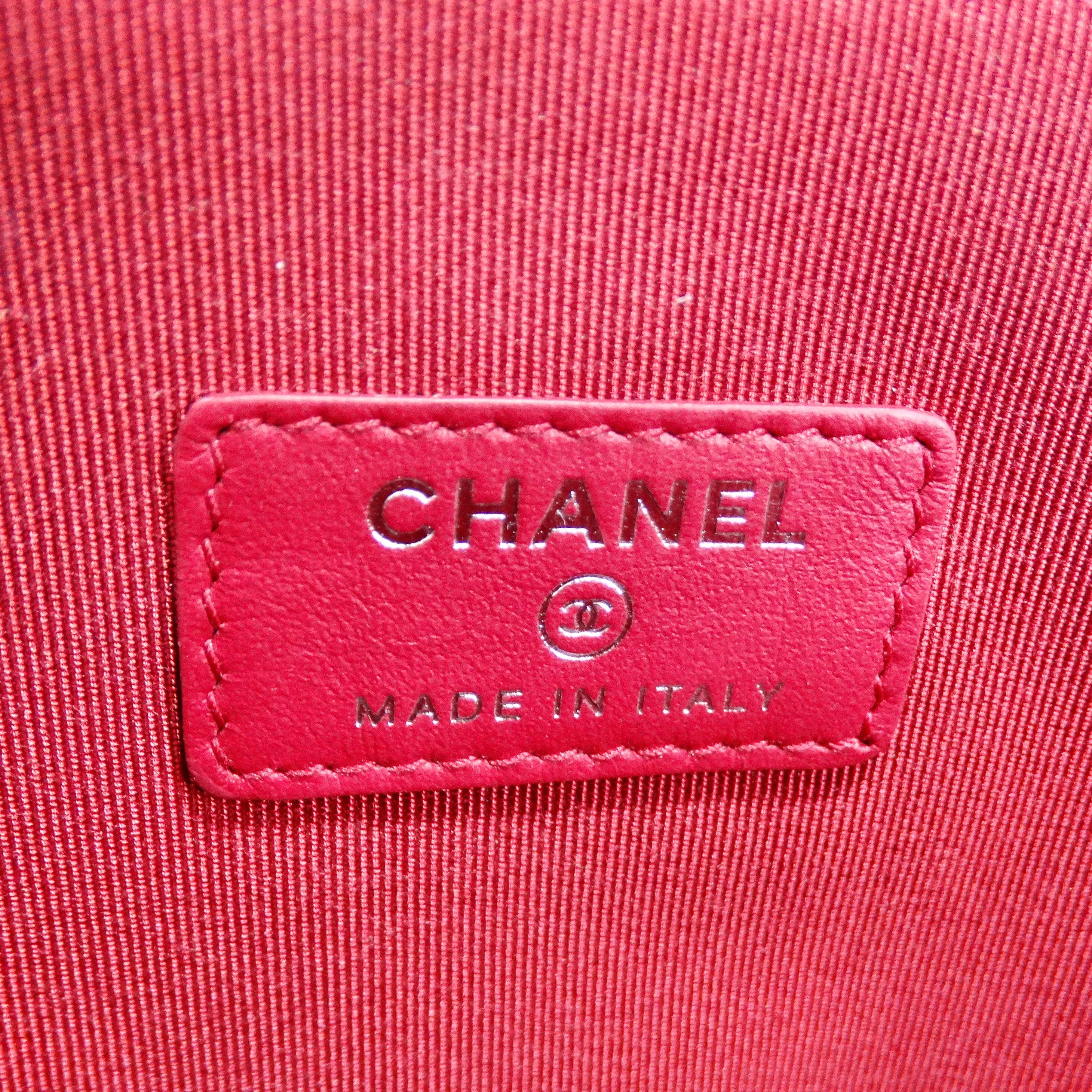 Chanel pochette Gabrielle en cuir argenté en vente 5