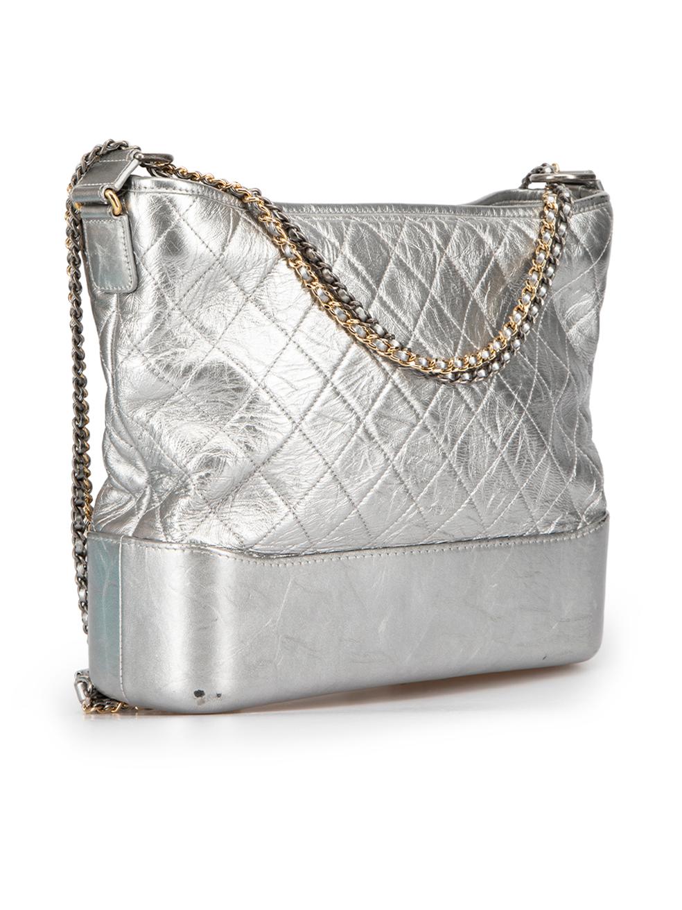Chanel Gabrielle Hobo-Tasche aus silbernem Leder (Silber) im Angebot
